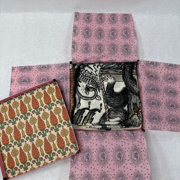 GUCCI Garden Collection Silk Scarf in Box - Picture 6 of 9